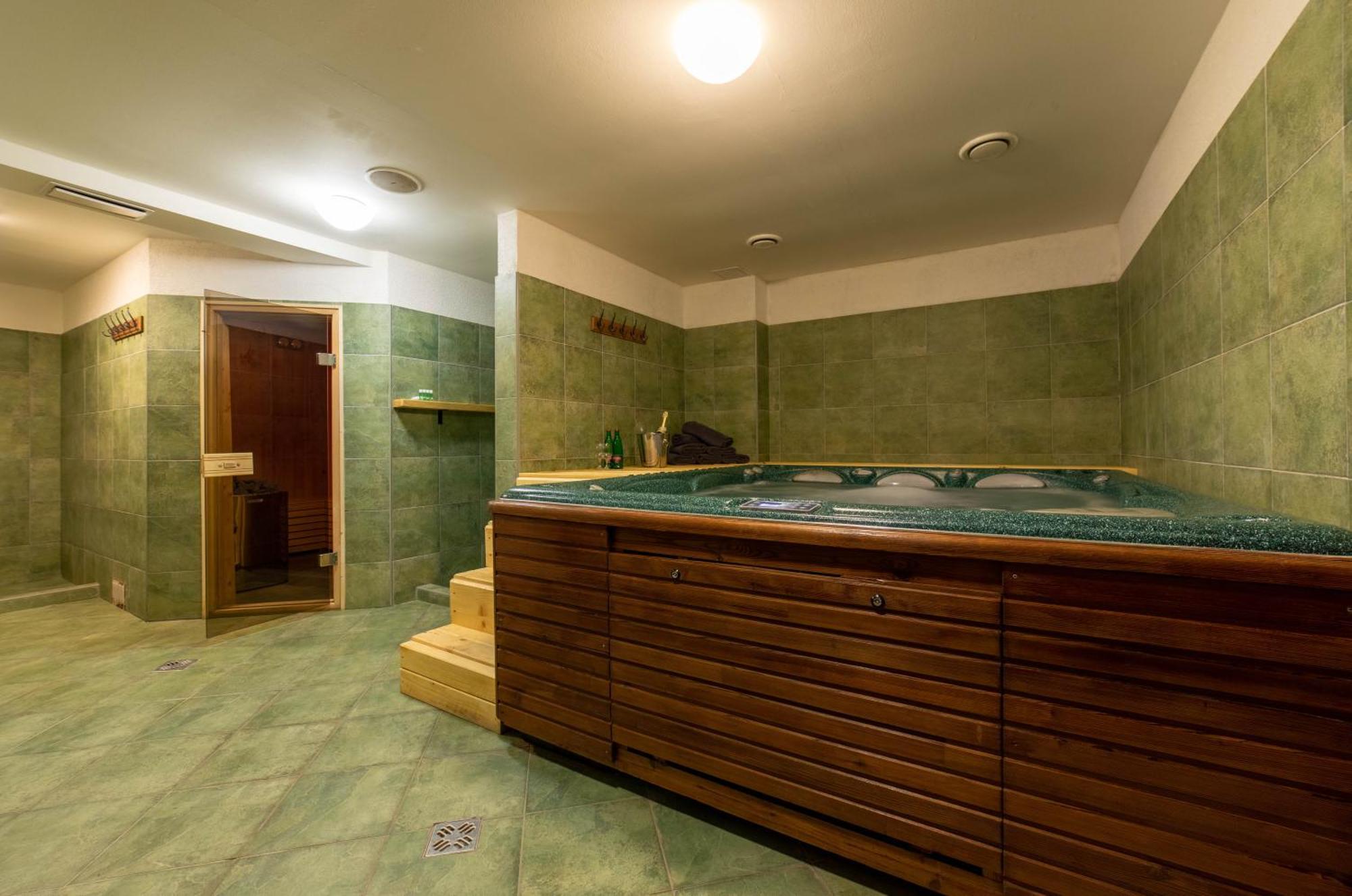 Hotel Liptov Holiday *** Liptovský Trnovec エクステリア 写真