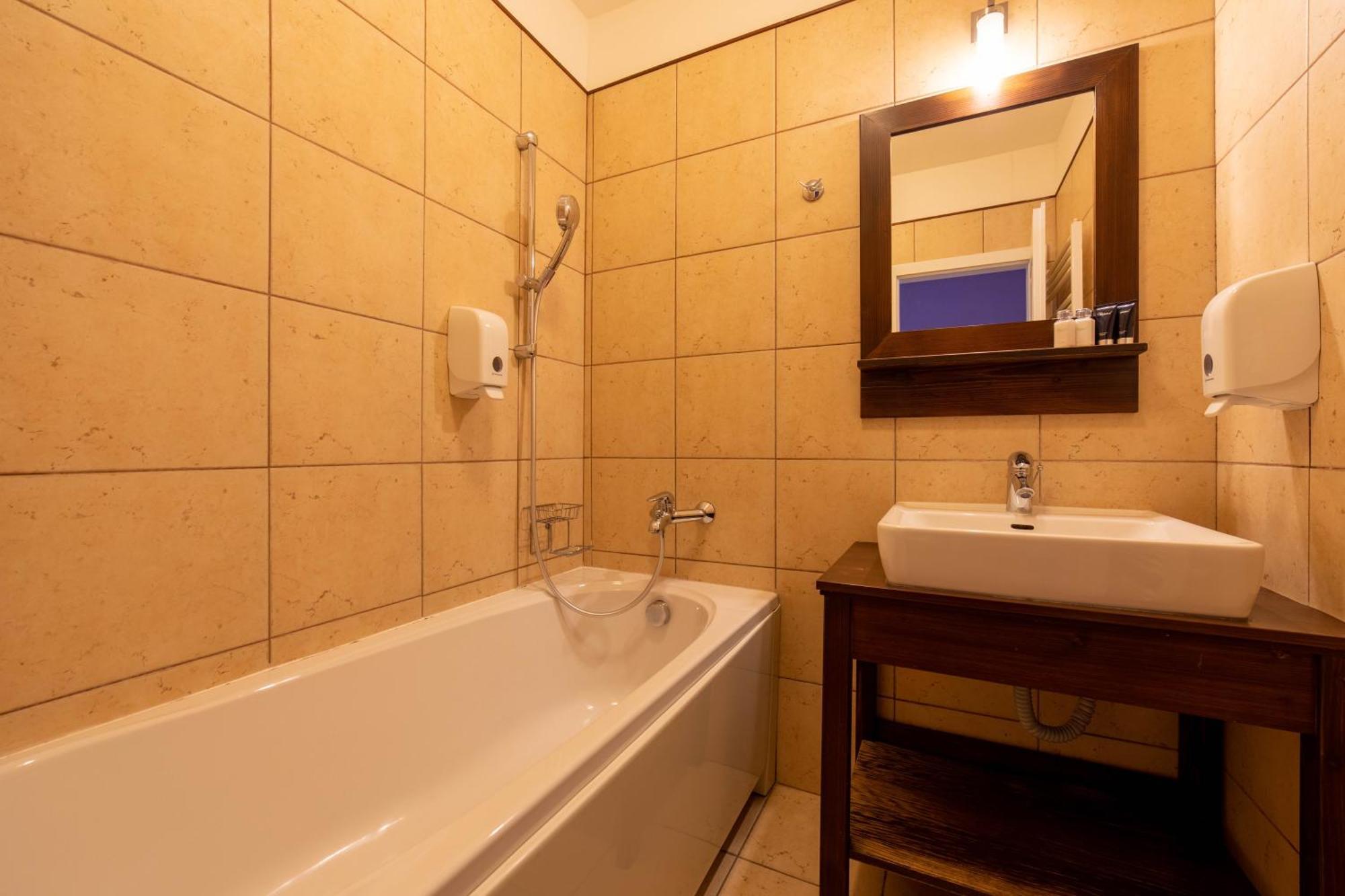 Hotel Liptov Holiday *** Liptovský Trnovec エクステリア 写真